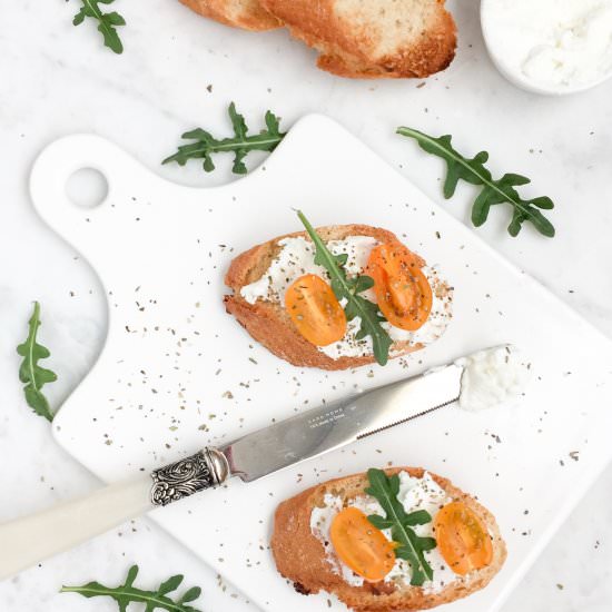 Cream cheese crostini with arugula - Recipe photo by deandarporcasa