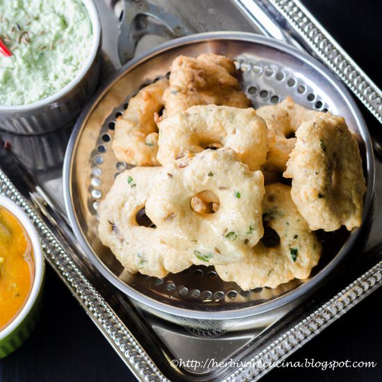 Ulundu vadai | Urad dal Vada - Recipe photo by Herbivore Cucina