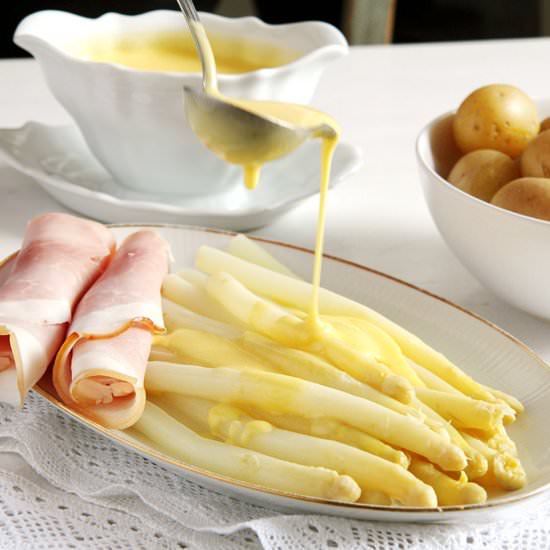 Asparagus with Hollandaise Sauce - Recipe photo by adinutza