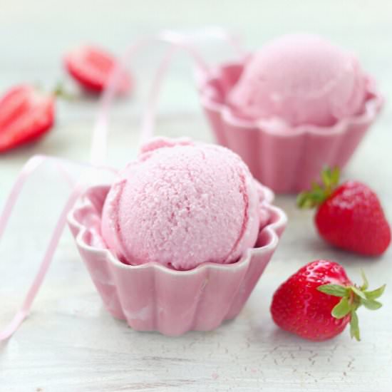 Strawberry Mascarpone Ice Cream - Recipe photo by Eva Toneva