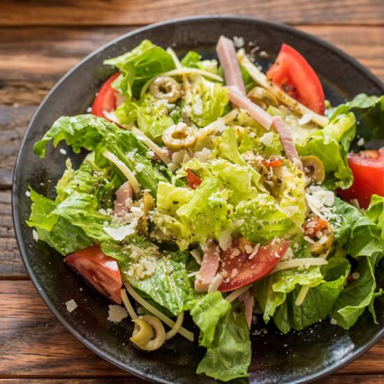 1905 Salad with Garlic Dressing - Recipe photo by Neighborfood