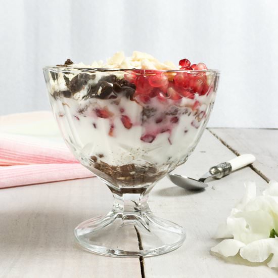 Oreo Pomegranate Chocolate Trifle - Recipe photo by deandarporcasa
