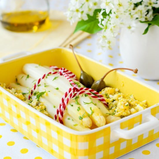 Asparagus with anchovy and cappers - Recipe photo by bazyliaczywanilia