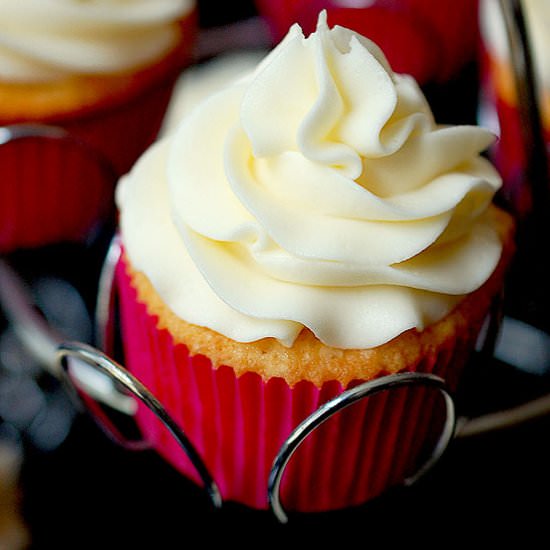 Perfect vanilla buttermilk cupcakes - Recipe photo by evabakes