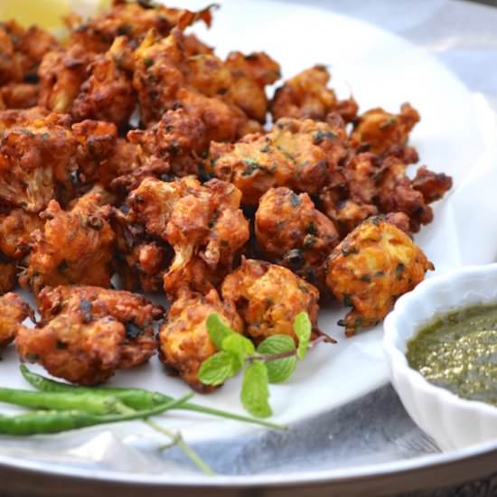 Cauliflower Fritters (Pakodas) - Recipe photo by pinchofswad