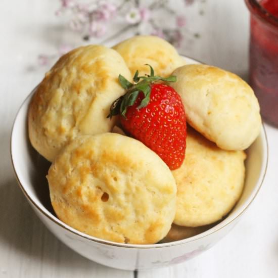 Little Buttermilk-Lemon-Scones - Recipe photo by Lirumlarumblog