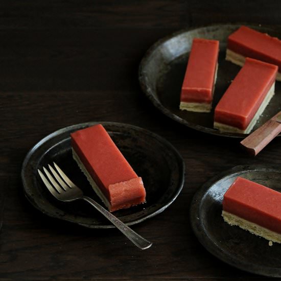 Rhubarb Shortbread Bars - Recipe photo by Cocoetcocoa