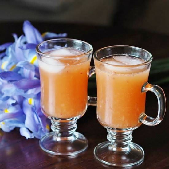 The Lolabee – A Fruity Gin Cocktail - Recipe photo by Kasie Chelanne