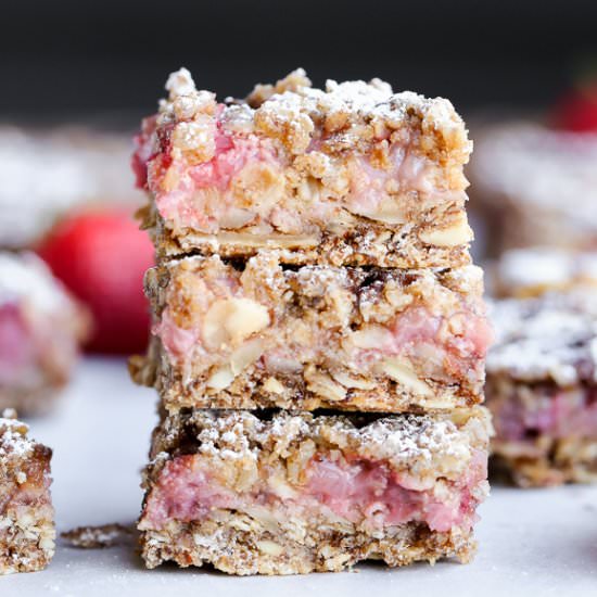 Strawberry Oatmeal Crumble Bars - Recipe photo by bakerita