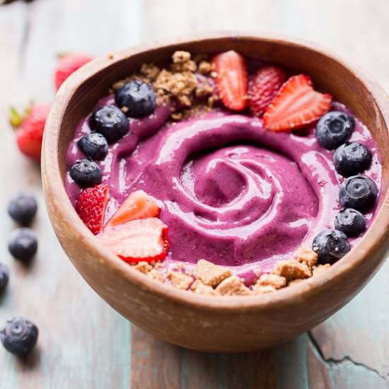 Berry Pitaya Smoothie Bowl - Recipe photo by bakerita