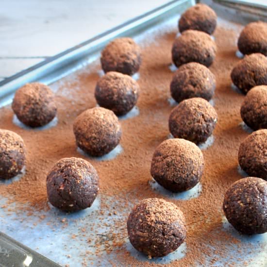 No Bake Chocolate Energy Bites - Recipe photo by thelittlepine