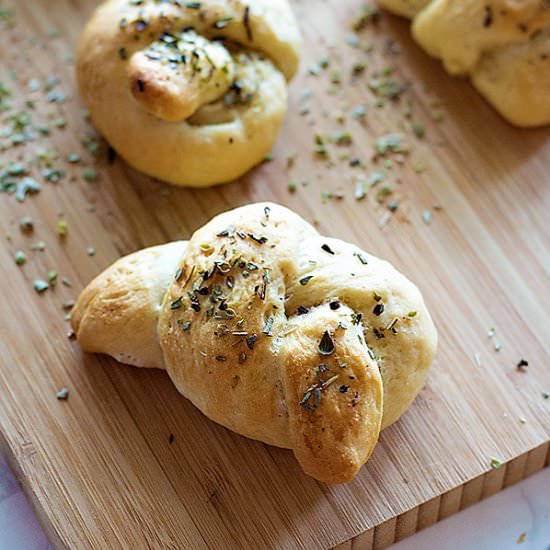 Easy Fluffy Garlic Knots - Recipe photo by unicorns in the kitchen