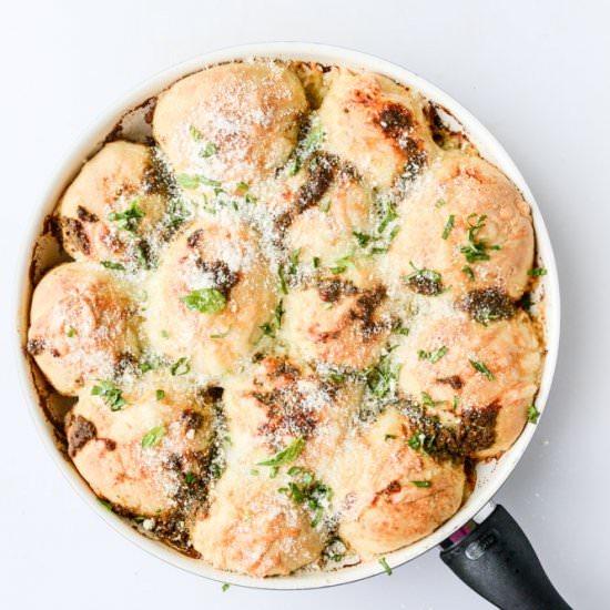 Cheesy Pesto Pull-Apart Bread - Recipe photo by HowSweetEats