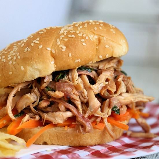 Thai Pulled Chicken Sandwich - Recipe photo by Blommi
