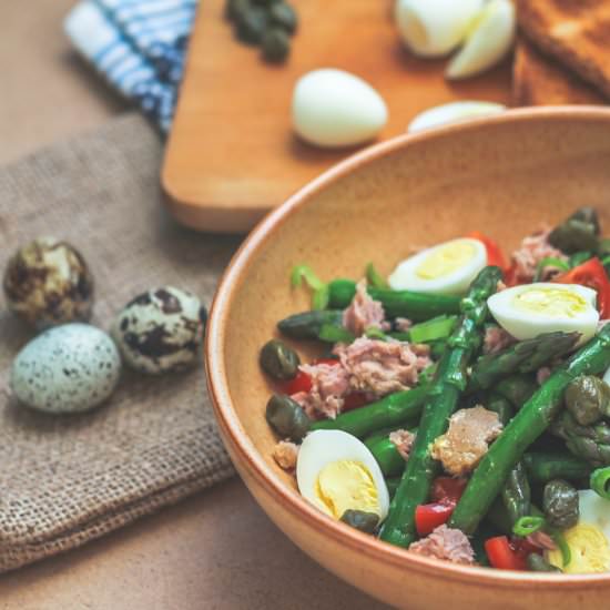 Asparagus Tuna Salad with Quail Egg - Recipe photo by tasty