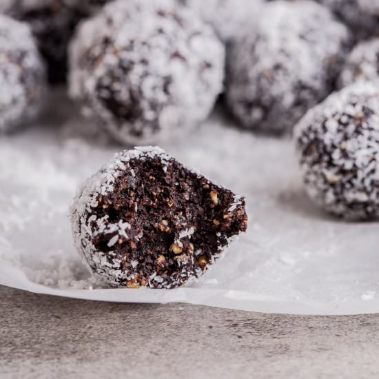 Cocoa, date and oat energy balls - Recipe photo by Simply Delicious