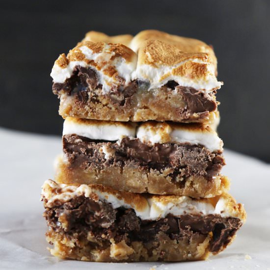 Gooey S'mores Bars - Recipe photo by thediyfoodie