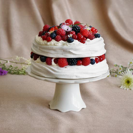Pavlova with Fresh Fruits - Recipe photo by lacuisinedesimona