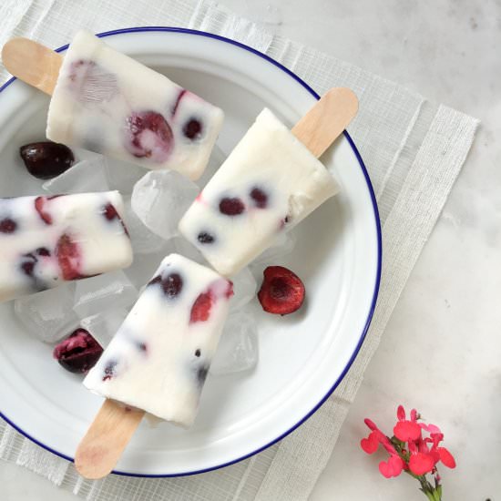 Cherry yogurt popsicles - Recipe photo by deandarporcasa