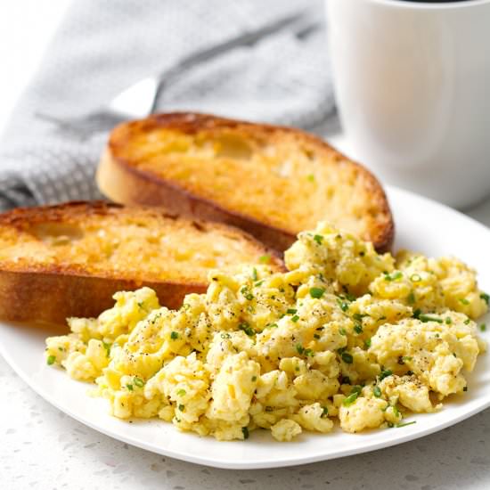 Simple Scrambled Eggs - Recipe photo by foodfashionandfun