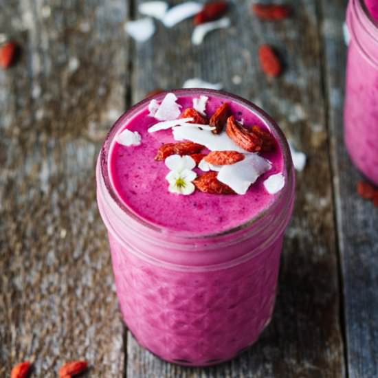 Dragon Fruit & Goji Berry Smoothie - Recipe photo by Jar Of Lemons