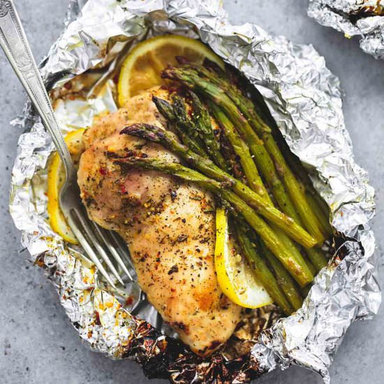 Lemon Chicken Asparagus Foil Packs - Recipe photo by CremedelaCrumb