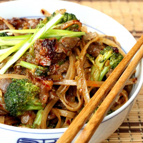 Beef and Broccoli Chow Fun - Recipe photo by HowToFeedaLoon