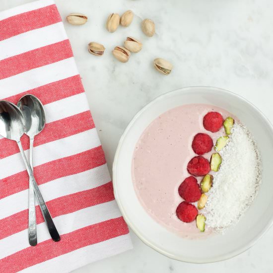 Raspberry Smoothie Bowl - Recipe photo by deandarporcasa