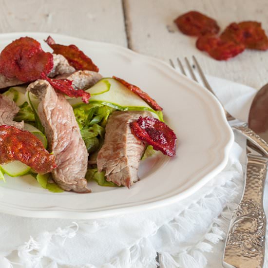 Steak and red beet chips salad - Recipe photo by ohmydish