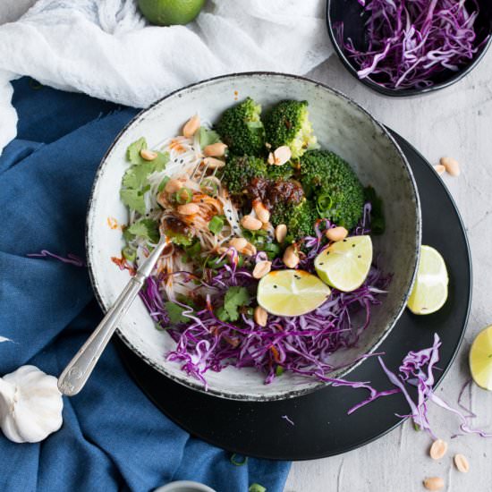 Vegan Pad Thai with cabbage - Recipe photo by TheLittlePlantation