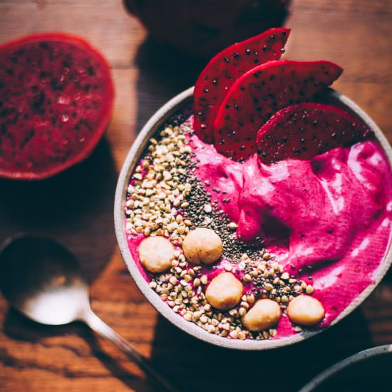 Dragon Fruit Smoothie Bowl - Recipe photo by frolic chocolate