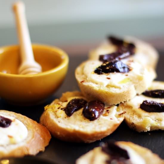Ricotta crostini with olives - Recipe photo by thepasticheblog
