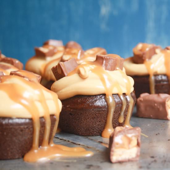 Snickers Cupcakes - Recipe photo by The Desserted Girl