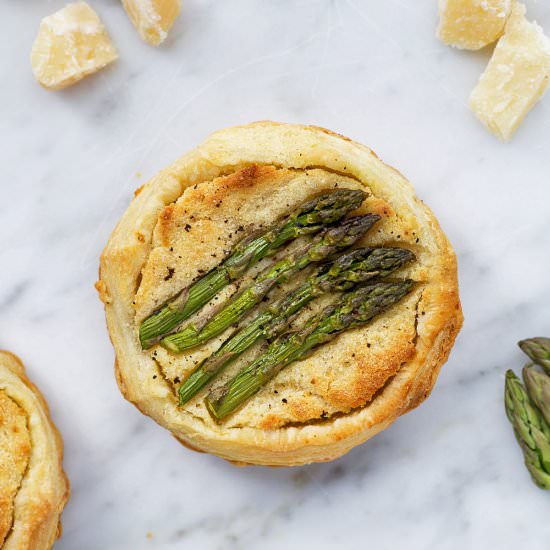 Asparagus Frangipane Cheese Tarts - Recipe photo by mondomulia