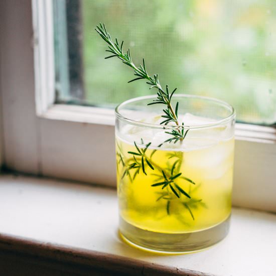 Bee's Knees Cocktail - Recipe photo by foodbanjo