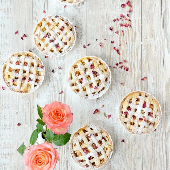 Apple and Rose Tartelettes - Recipe photo by bazyliaczywanilia