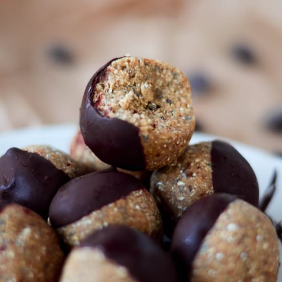 Date Energy Bites - Recipe photo by katerinaseigel