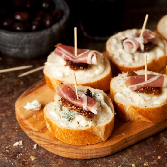 Fig Prosciutto Gorgonzola Crostini - Recipe photo by littlesugarsnaps