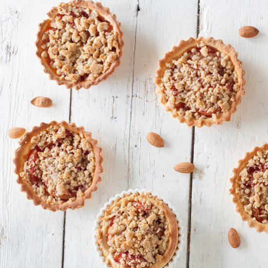 Mini Crumble Plum Tarts - Recipe photo by ohmydish