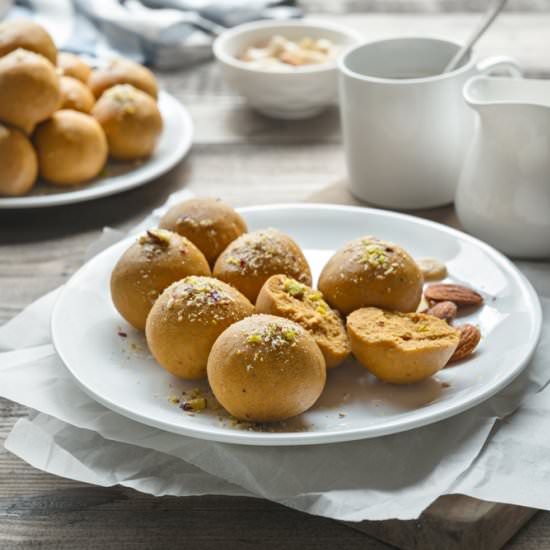 Besan Ke Laddoo - Recipe photo by cubesnjuliennes