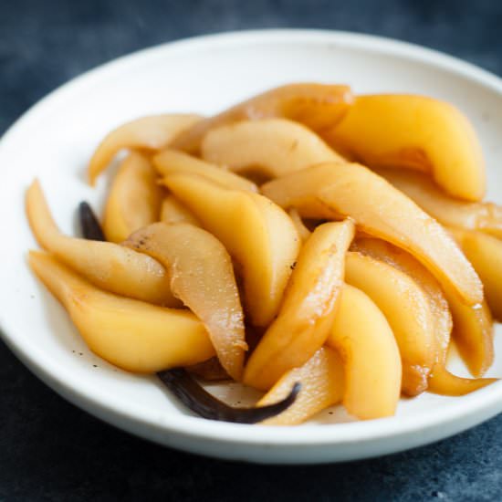 Spiced Chai Poached Pears - Recipe photo by snixykitchen