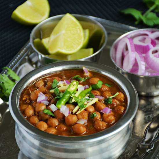 Chole Hatura / Chole Masala - Recipe photo by 7aumsuvai