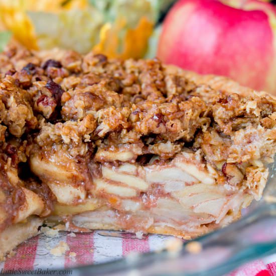 Toffee Apple Pecan Crumble Pie - Recipe photo by littlesweetbaker