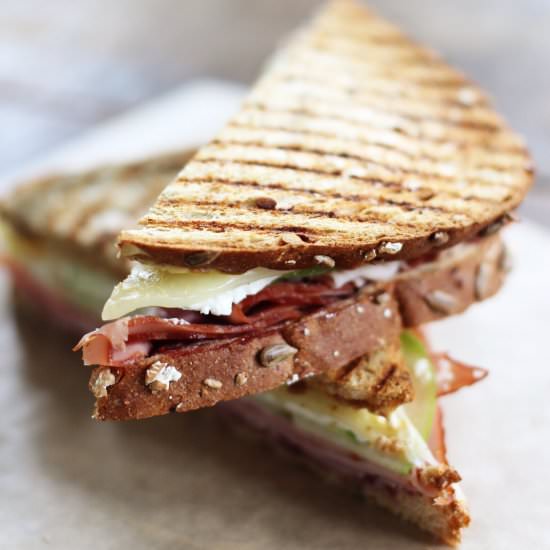 Ham sandwich with apple - Recipe photo by thepasticheblog