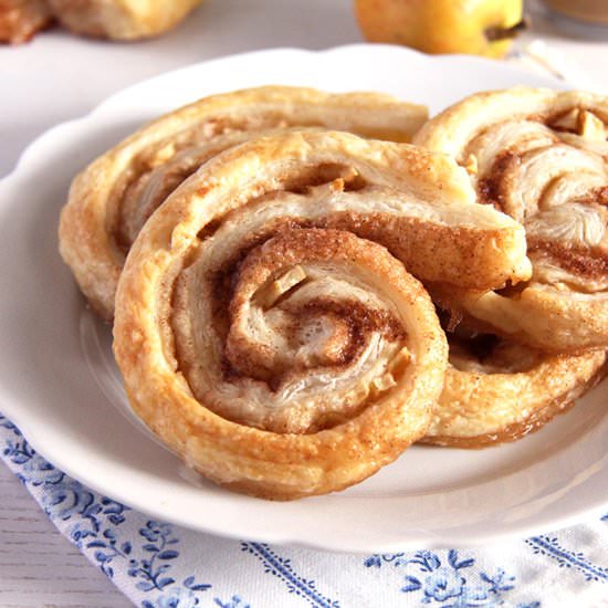 Apple Puff Pastry Rolls - Recipe photo by adinutza
