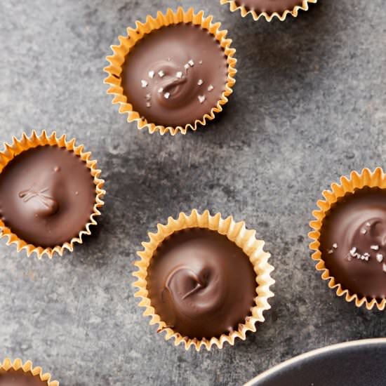 Mini Vegan Peanut Butter Cups - Recipe photo by detoxinista