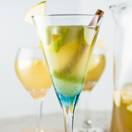 Spiced Pear Sangria - Recipe photo by MomNomomms