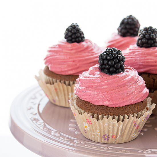 Chocolate and Blackberry Cupcakes - Recipe photo by inviaggioincucina