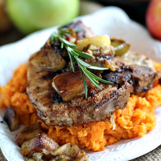 Apple Cinnamon Pork Chops - Recipe photo by peasandpeonies