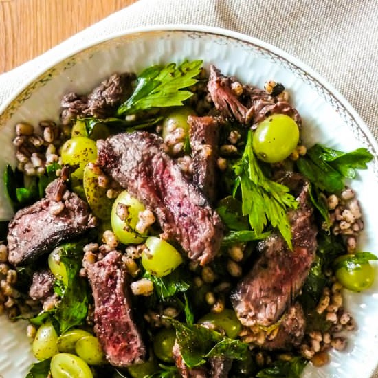 Beef Salad with Barley & Grapes - Recipe photo by vidiberg